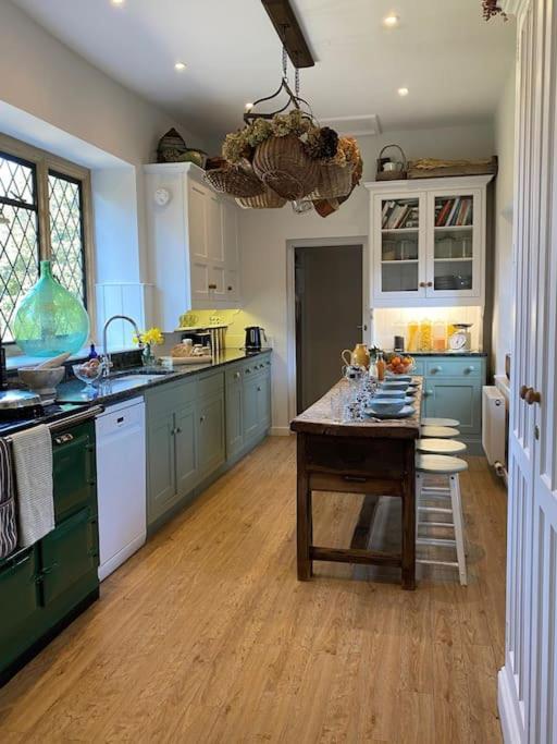 비민스터 The Dower House At Parnham Park 빌라 외부 사진